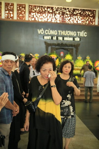 Nghệ sĩ xúc động rơi nước mắt tiễn đưa NSƯT Hoàng Yến