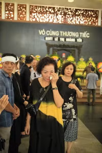 Nghệ sĩ xúc động rơi nước mắt tiễn đưa NSƯT Hoàng Yến