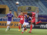 [ẢNH] CĐV Hà Nội làm gì khi không được vào sân Hàng Đẫy xem bóng đá?