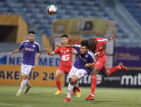 [ẢNH] CĐV Hà Nội làm gì khi không được vào sân Hàng Đẫy xem bóng đá?