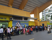 [ẢNH] CĐV quây kín cửa sân Hàng Đẫy chờ gặp thần tượng U23 Việt Nam