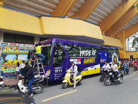 [ẢNH] CĐV quây kín cửa sân Hàng Đẫy chờ gặp thần tượng U23 Việt Nam