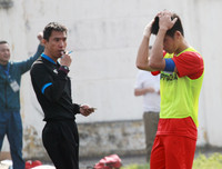 [ẢNH] Nữ CĐV lau nước mắt, an ủi cầu thủ Thạch Bàn sau thất bại