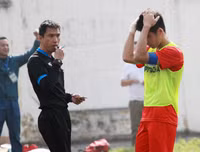 [ẢNH] Nữ CĐV lau nước mắt, an ủi cầu thủ Thạch Bàn sau thất bại