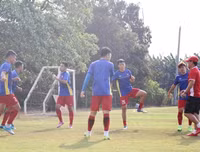 [ẢNH] Xuân Trường trở lại trong lần đầu tiên Việt Nam được tập trên một sân 