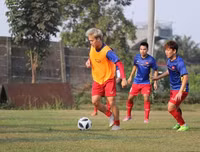 [ẢNH] Xuân Trường trở lại trong lần đầu tiên Việt Nam được tập trên một sân 