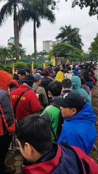 [ẢNH] Nhiều CĐV hớn hở nhận vé xem chung kết lượt về AFF Cup 2018