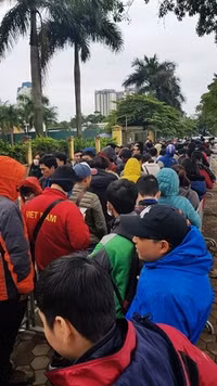 [ẢNH] Nhiều CĐV hớn hở nhận vé xem chung kết lượt về AFF Cup 2018