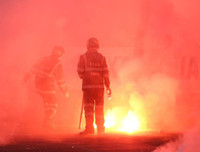 [ẢNH] Trận Hà Nội - Hải Phòng gián đoạn vì pháo sáng của cổ động viên quá khích