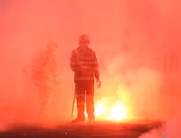 [ẢNH] Trận Hà Nội - Hải Phòng gián đoạn vì pháo sáng của cổ động viên quá khích