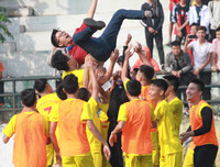 [ẢNH] Cầu thủ Hà Đông nâng bổng HLV sau chiến thắng nghẹt thở