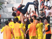 [ẢNH] Cầu thủ Hà Đông nâng bổng HLV sau chiến thắng nghẹt thở