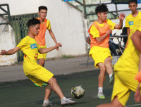 [ẢNH] Cầu thủ Hà Đông nâng bổng HLV sau chiến thắng nghẹt thở