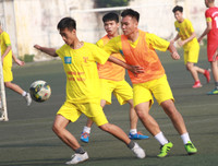 [ẢNH] Cầu thủ Hà Đông nâng bổng HLV sau chiến thắng nghẹt thở