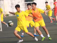 [ẢNH] Cầu thủ Hà Đông nâng bổng HLV sau chiến thắng nghẹt thở