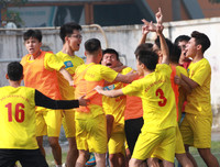 [ẢNH] Cầu thủ Hà Đông nâng bổng HLV sau chiến thắng nghẹt thở