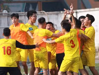 [ẢNH] Cầu thủ Hà Đông nâng bổng HLV sau chiến thắng nghẹt thở