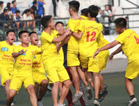 [ẢNH] Cầu thủ Hà Đông nâng bổng HLV sau chiến thắng nghẹt thở