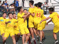 [ẢNH] Cầu thủ Hà Đông nâng bổng HLV sau chiến thắng nghẹt thở