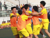 [ẢNH] Cầu thủ Hà Đông nâng bổng HLV sau chiến thắng nghẹt thở