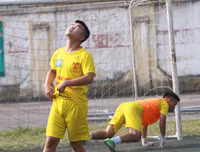 [ẢNH] Cầu thủ Hà Đông nâng bổng HLV sau chiến thắng nghẹt thở