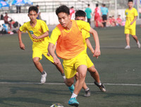 [ẢNH] Cầu thủ Hà Đông nâng bổng HLV sau chiến thắng nghẹt thở