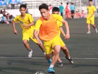 [ẢNH] Cầu thủ Hà Đông nâng bổng HLV sau chiến thắng nghẹt thở