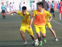 [ẢNH] Cầu thủ Hà Đông nâng bổng HLV sau chiến thắng nghẹt thở