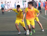 [ẢNH] Cầu thủ Hà Đông nâng bổng HLV sau chiến thắng nghẹt thở