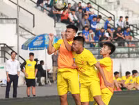 [ẢNH] Cầu thủ Hà Đông nâng bổng HLV sau chiến thắng nghẹt thở