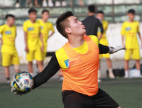 [ẢNH] Cầu thủ Hà Đông nâng bổng HLV sau chiến thắng nghẹt thở