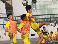 [ẢNH] Cầu thủ Hà Đông nâng bổng HLV sau chiến thắng nghẹt thở