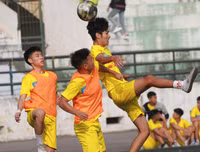 [ẢNH] Cầu thủ Hà Đông nâng bổng HLV sau chiến thắng nghẹt thở