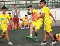 [ẢNH] Cầu thủ Hà Đông nâng bổng HLV sau chiến thắng nghẹt thở