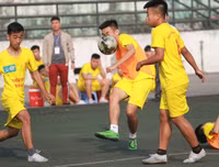 [ẢNH] Cầu thủ Hà Đông nâng bổng HLV sau chiến thắng nghẹt thở