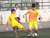 [ẢNH] Cầu thủ Hà Đông nâng bổng HLV sau chiến thắng nghẹt thở