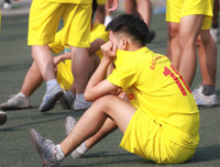 [ẢNH] Cầu thủ Hà Đông nâng bổng HLV sau chiến thắng nghẹt thở