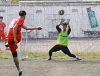 [ẢNH] Nữ CĐV lau nước mắt, an ủi cầu thủ Thạch Bàn sau thất bại