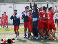 [ẢNH] Á quân THPT Phùng Khắc Khoan vất vả lấy vé tứ kết