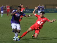 [ẢNH] Sân Hàng Đẫy sống lại không khí trận derby