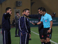 [ẢNH] Sân Hàng Đẫy sống lại không khí trận derby