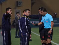[ẢNH] Sân Hàng Đẫy sống lại không khí trận derby