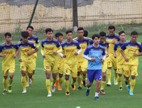 [ẢNH] Trợ lý điển trai người Hàn Quốc gây chú ý ở U23 Việt Nam