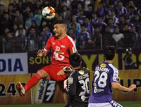 [ẢNH] Sân Hàng Đẫy sống lại không khí trận derby