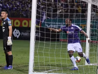 [ẢNH] Sân Hàng Đẫy sống lại không khí trận derby