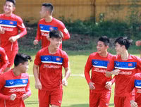 Thầy trò Hữu Thắng cười tươi rói khi ký tặng lên vai các fan nữ