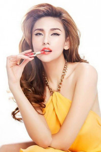 Siêu mẫu Hoàng Yến ngồi 