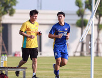 [ẢNH] Đáng yêu hình ảnh Công Phượng kéo ô che cho đồng đội nghỉ ngơi