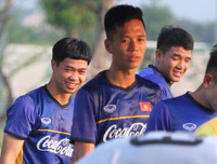 [ẢNH] Đáng yêu hình ảnh Công Phượng kéo ô che cho đồng đội nghỉ ngơi