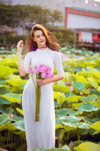 [Ảnh] Dân mạng mê mẩn với bộ ảnh của cô gái Tây chụp bên đầm sen